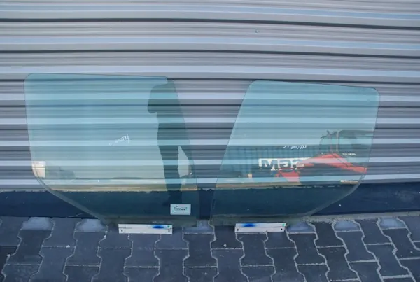 Renault OE E000001 Front Door Glass P/L image 4