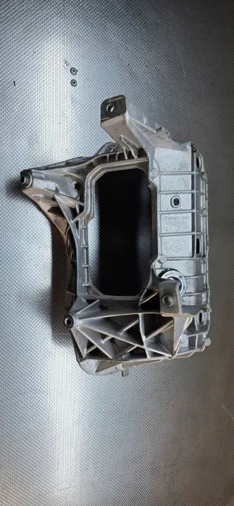 BMW X1 U11 2022 ilmastointikompressorin kiinnike OEM 5a205e8 image 3