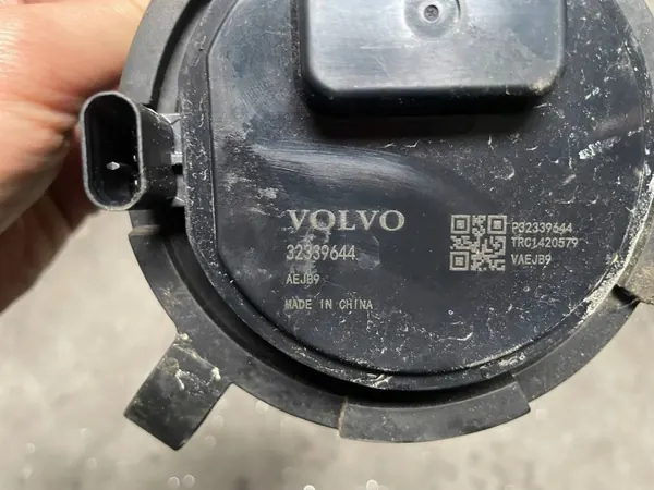 Volvo vesipumppu OEM 32339644 - Käytetty image 3