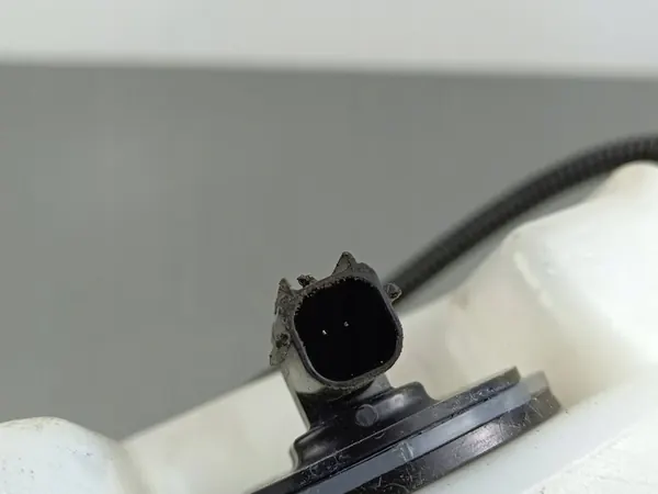 Réservoir de lave-glace Ford Escape 2022 LJ6B17B613BB image 6