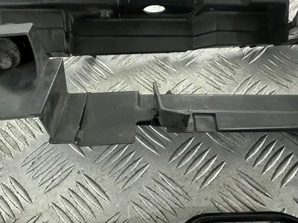 OEM 13223758/13266903 Etulokasuojasarja Opel Corsa D:lle image 7