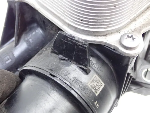 Oljefilterfäste OEM 05L115389AH VW Tiguan II image 7