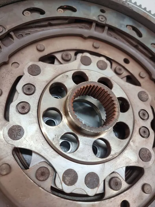 Volante de Dupla Massa VW Passat B8 03N105266E image 3