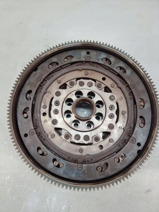 Volante de Dupla Massa VW Passat B8 03N105266E image 4