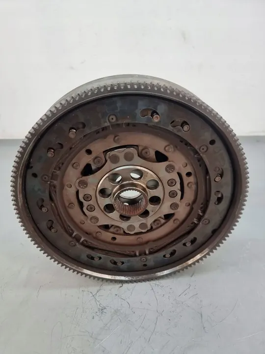 Volante de Dupla Massa VW Passat B8 03N105266E image 5