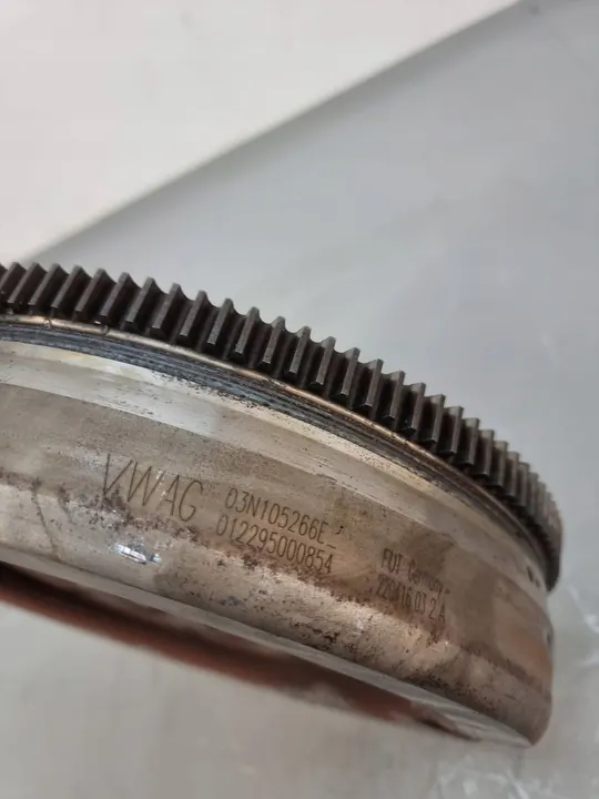 Volante de Dupla Massa VW Passat B8 03N105266E image 6