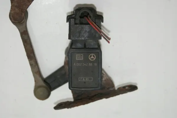Sensor de nível traseiro direito OEM A0025428818 Mercedes image 3