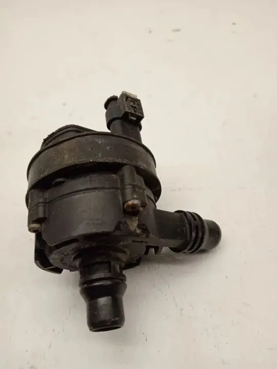 Mercedes vattenpump A0005004386 för W205 2015 image 2