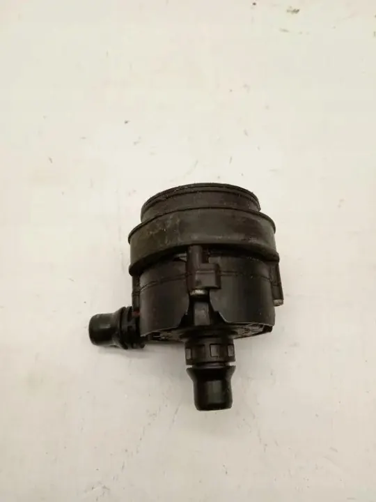 Mercedes vattenpump A0005004386 för W205 2015 image 3