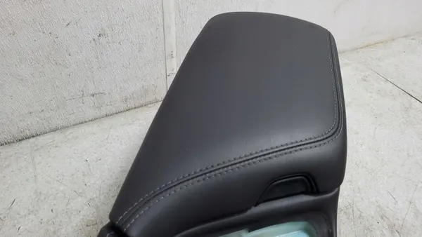 Túnel de reposabrazos Dodge Challenger 2015 OEM image 3