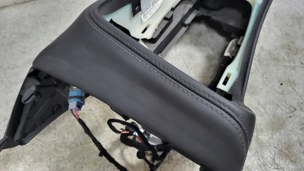 Túnel de reposabrazos Dodge Challenger 2015 OEM image 5