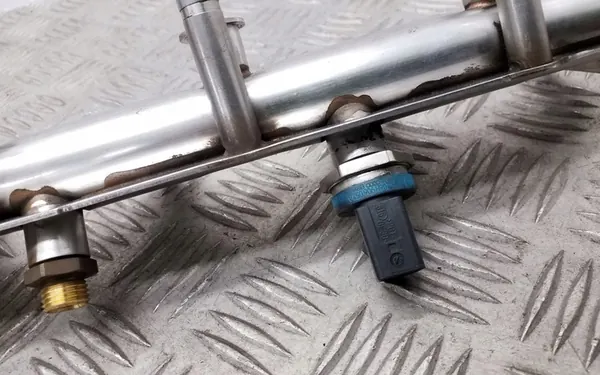 Regulador de pressão de combustível Audi TT TTS Mk2 2007 06F133317L image 3