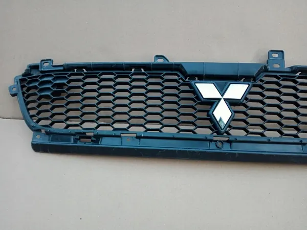 Mitsubishi Outlander II Grill 2010-2013 image 2