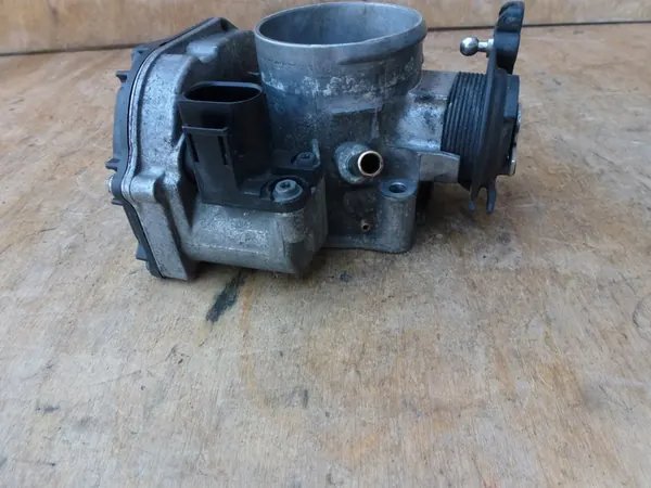 VW Passat B5 1.8 Válvula de Aceleração 058133063H image 3