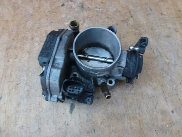 VW Passat B5 1.8 Válvula de Aceleração 058133063H image 4