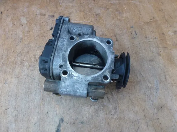 VW Passat B5 1.8 Válvula de Aceleração 058133063H image 6