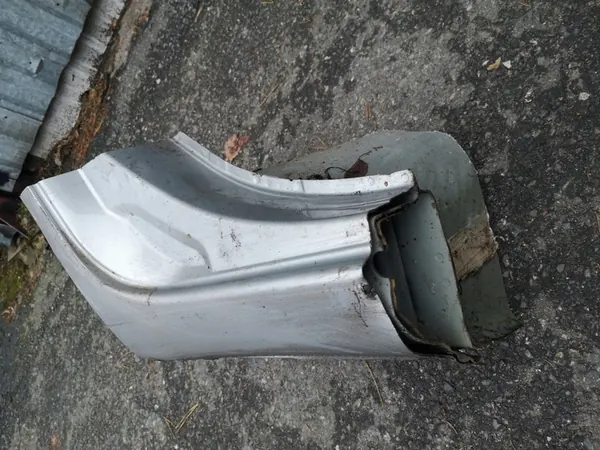 Nissan Note E11 Partie arrière droite de seuil coupée image 1