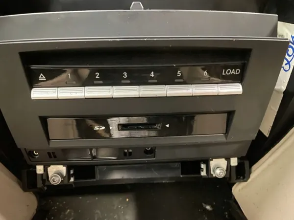 Mudador COMAND Mercedes OEM A2219004704 - Usado image 2