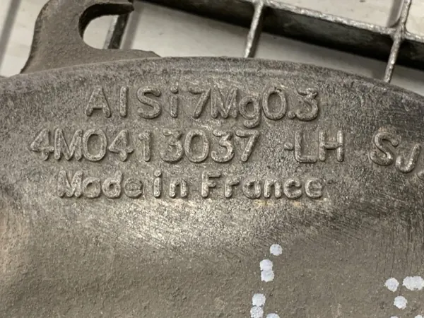 Fourche de montage amortisseur avant gauche OEM 4M0413037 Audi A8 D5 image 4