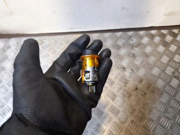 Mini kojetaulun sytytin OEM 51167052720 - Käytetty image 3