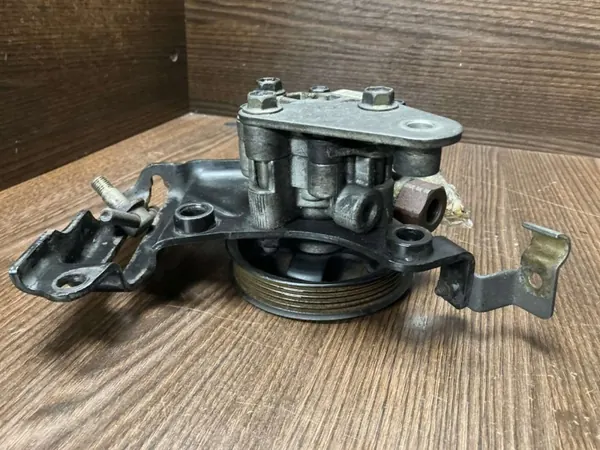 Pompe de direction assistée Toyota OE 44310-28270 - Occasion image 5
