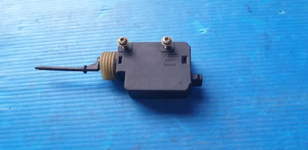 BMW E36 keskuslukitusaktuattori OEM 8353013 image 3