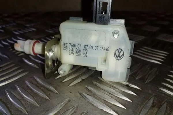 Bränsletankluckmotor AUDI TT 1C0810773 image 2