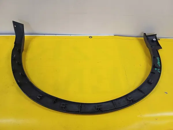 Nissan OE Etu Lokasuoja Trim Vasen image 4