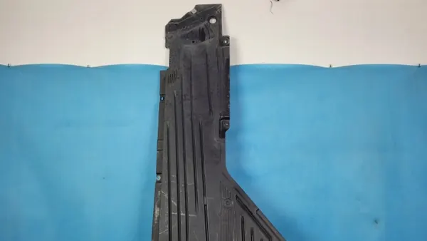 Mercedes W206 C200 Underkroppssköld OEM A2066806606 image 3