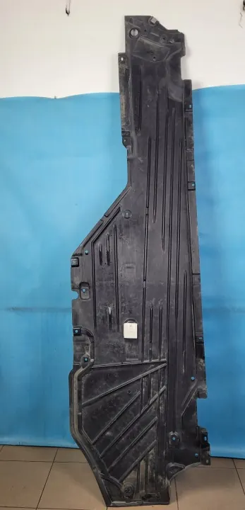 Mercedes W206 C200 Underkroppssköld OEM A2066806606 image 4