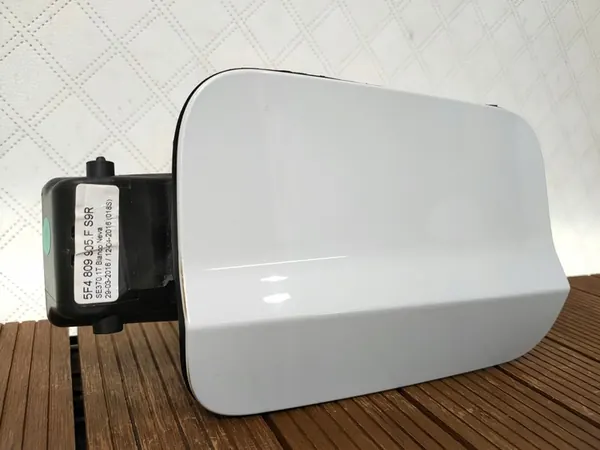 SEAT LEON III 5D Bränsletanklock LS9R Diesel image 2