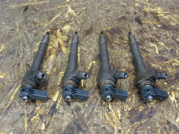 Iniettore carburante AUDI A3 8V GOLF VII 2.0 TDI 04L130277E image 2