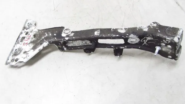 Audi A4 B9 Front rechts Kotflügelhalterung OEM 8W0821136C image 3