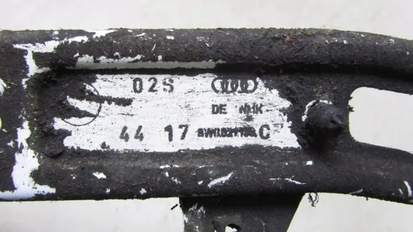 Audi A4 B9 Front rechts Kotflügelhalterung OEM 8W0821136C image 4