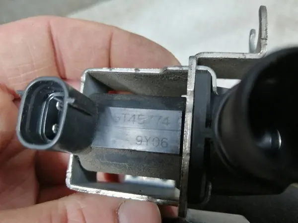 Válvula Filtro Combustible Renault Captur II 1.6 OEM 5T45774 image 3