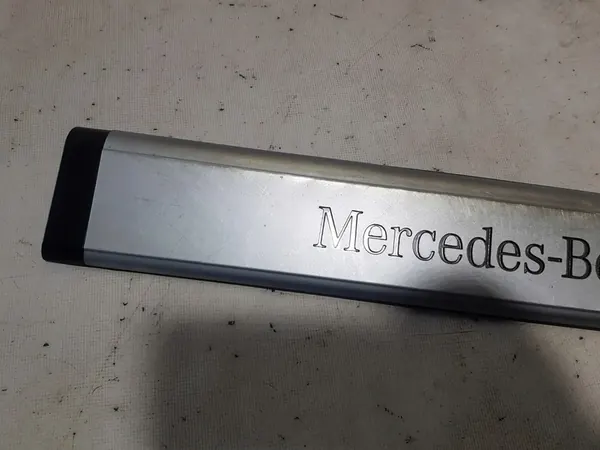 Plinthe de seuil gauche Mercedes ML W164 Lift image 2