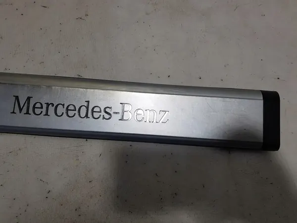 Plinthe de seuil gauche Mercedes ML W164 Lift image 3