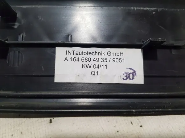 Plinthe de seuil gauche Mercedes ML W164 Lift image 6