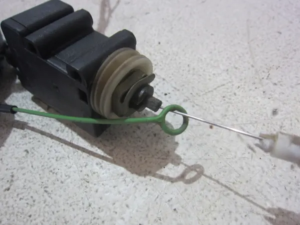 BMW Z3 E36 Tankklappen-Aktor OEM 51258410575 image 5