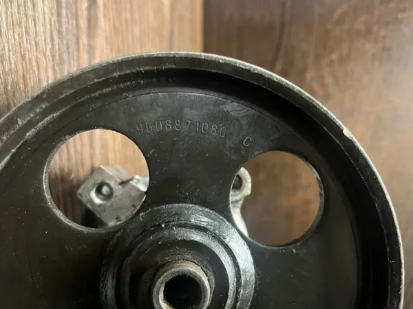 Pompe de direction assistée OEM 9608871080 pour Peugeot image 9
