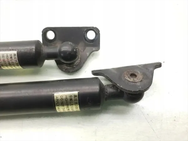 Mitsubishi Grandis achterklepdemper 2005 MPV Diesel image 9