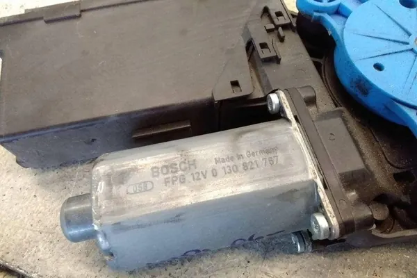 Mecanismo de vidro traseiro esquerdo AUDI A6 8E0839461B image 2