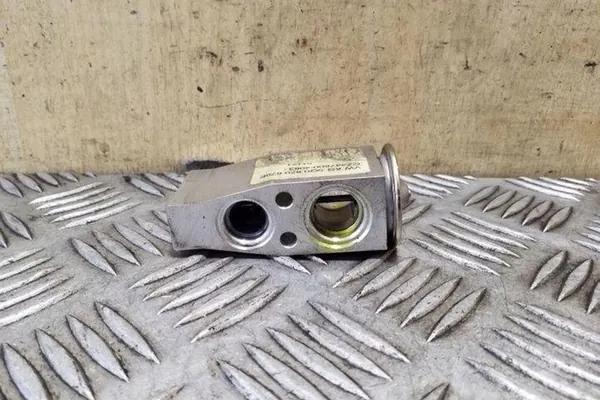 Ilmastointijäähdyttimen venttiili VW PASSAT VARIANT B8 1.6L OEM image 2