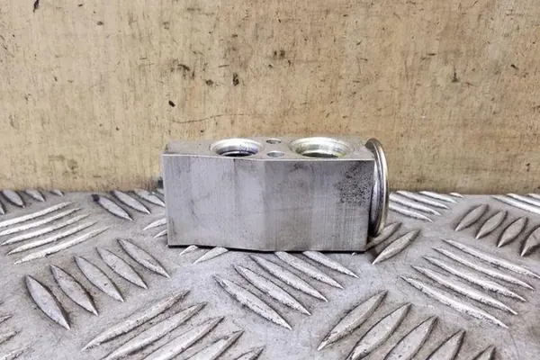 Ilmastointijäähdyttimen venttiili VW PASSAT VARIANT B8 1.6L OEM image 4