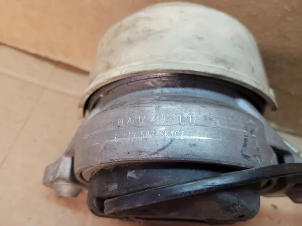 Moottorin tuki Mercedes E W212 CDI A2122403017 image 4