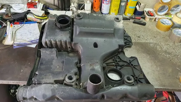 VW GOLF IV 1.6 16V Moottorin kansi Ilmansuodatin 036129607BE image 2