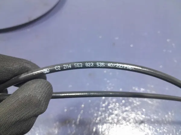 Câble de Capot Skoda Octavia IV OEM 5E3823535 image 4