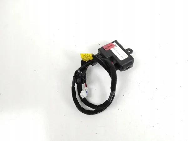 Enchufe USB Kia EV6 OEM 96125CV100 - Usado image 2