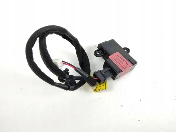 Enchufe USB Kia EV6 OEM 96125CV100 - Usado image 3