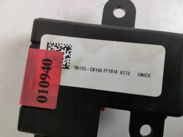 Enchufe USB Kia EV6 OEM 96125CV100 - Usado image 4